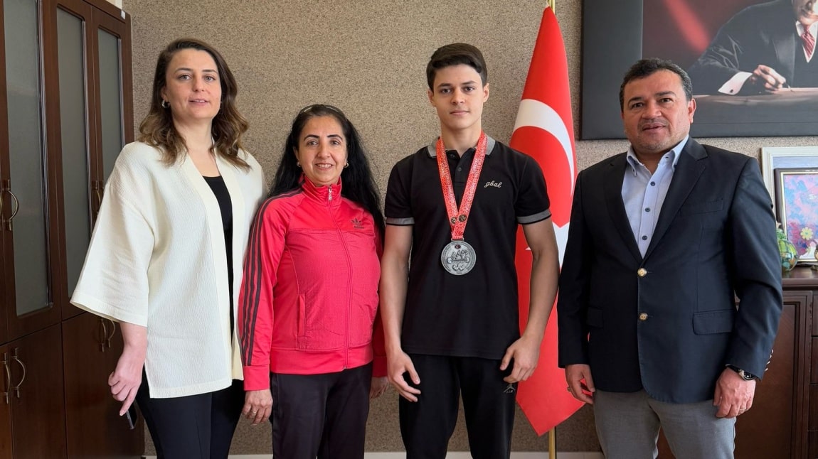 7-12 Nisan tarihleri arasında Kayseri’de gerçekleştirilmiş olan “Kulüpler Türkiye Bilek Güreşi Şampiyonası” nda, okulumuz 9/E sınıfı öğrencisi sevgili Mehmet Fatih YILMAZ, sağ kol/60 kg grubunda Türkiye 2. si oldu.